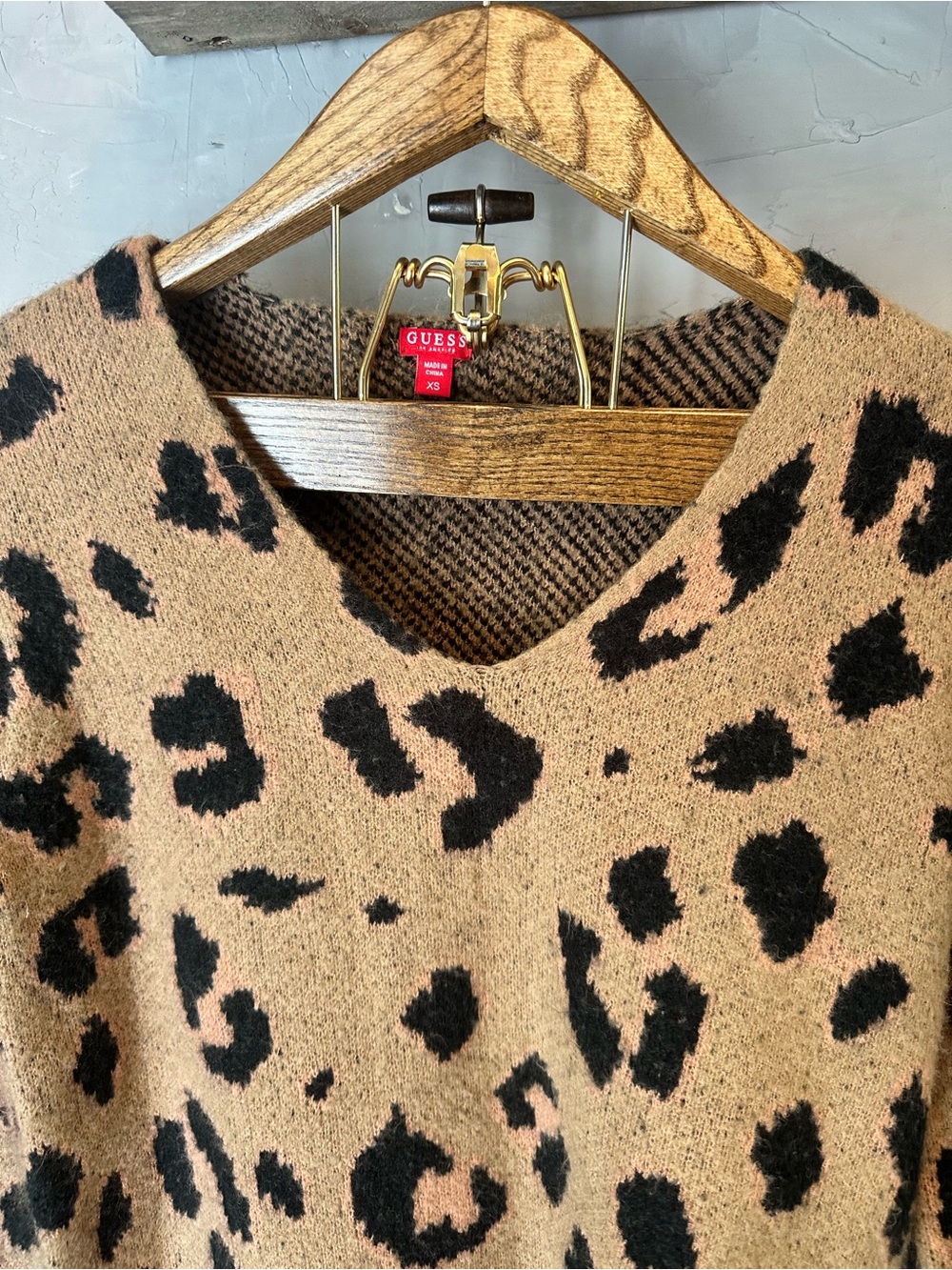 Guess Cheetah Leopard Print V Neck Fuzzy Sweater, Sz XS - Picture 8 of 13